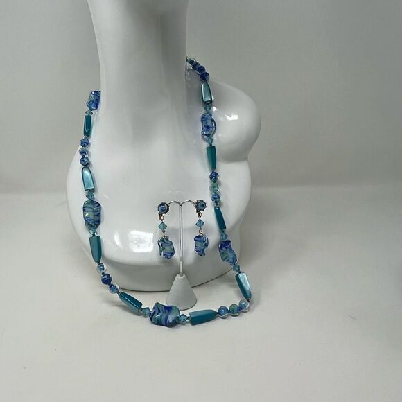 Vintage 1950’s blue, glass and crystal, necklace and clip on earring set. - Picture 10 of 12